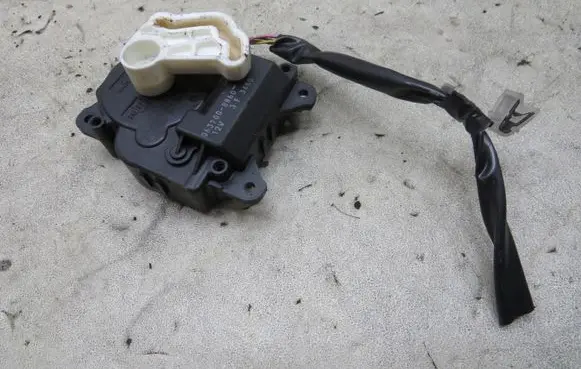 Toyota Land Cruiser (J120) A/C air flow flap actuator/motor KRIS235789