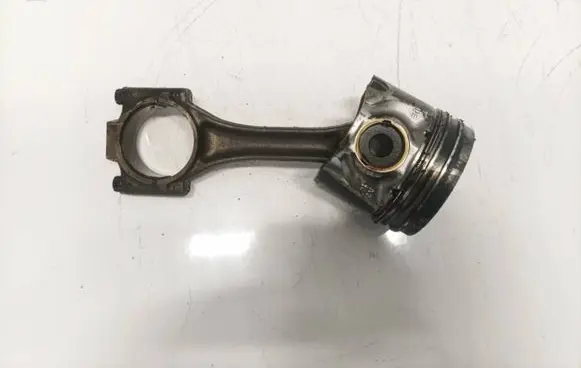 Volkswagen Golf IV Piston with connecting rod