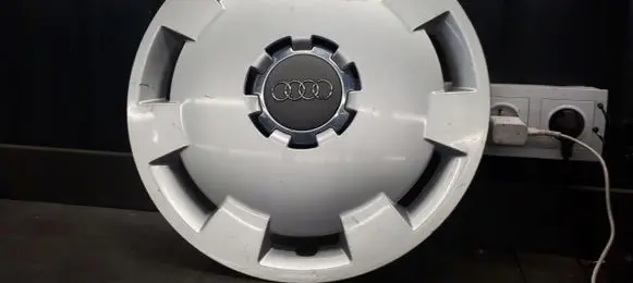 Audi A4 S4 B5 8D R13 wheel hub/cap/trim 8E0601147A