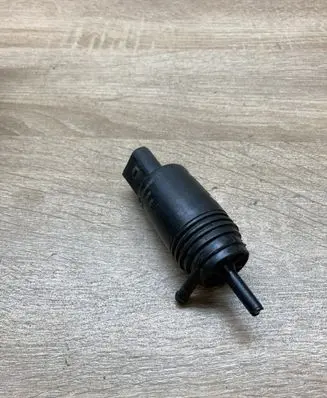BMW 5 E39 Windscreen/windshield washer pump 8377612
