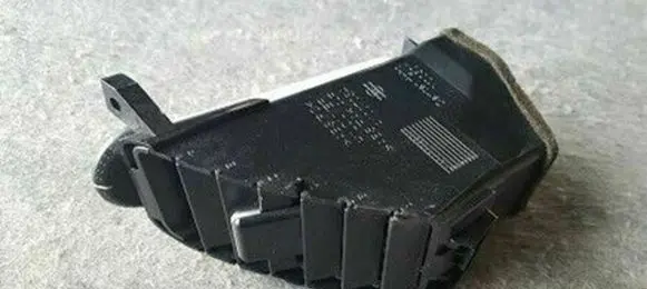 Nissan Primera Dashboard side air vent grill/cover trim A1007035