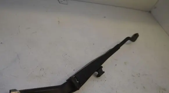 Front wiper blade arm