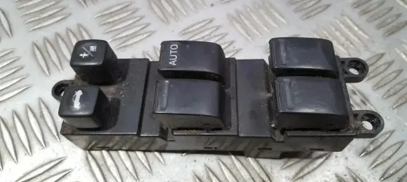 Nissan Primera Electric window control switch 25401AV660 C8D-D701N