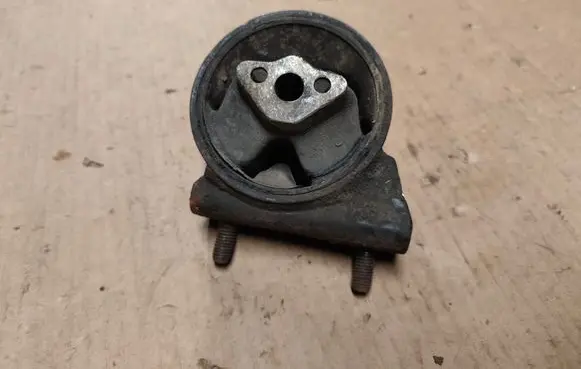 Jeep Cherokee XJ Engine mount bracket