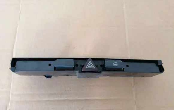 Opel Zafira B Hazard light switch 13100105