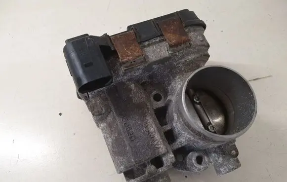 Volkswagen Up Throttle valve 04C133062D