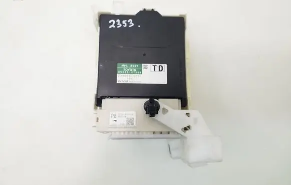 Toyota Prius+ (ZVW40) Fuse module 8273047540