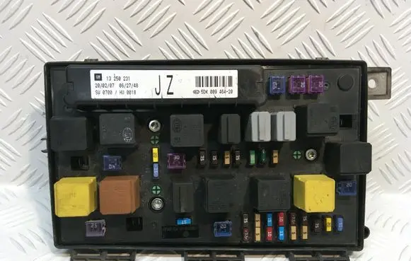 Opel Zafira B Fuse module 13250231JZ