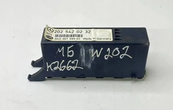 Mercedes-Benz C W202 Light module LCM 5KG00709902 2025420232