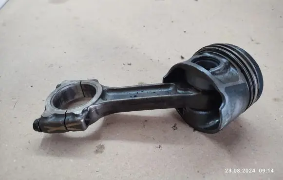 Nissan Qashqai Piston with connecting rod