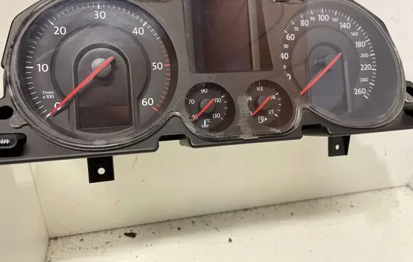 Volkswagen PASSAT B6 Speedometer (instrument cluster) 3C0920870G V0033000