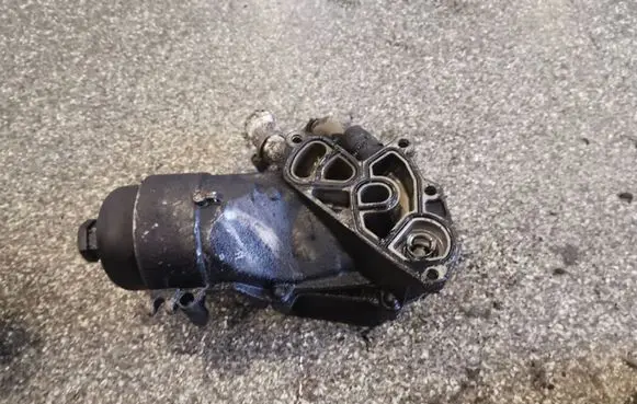 Ford Focus Oil filter mounting bracket