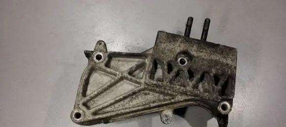 Hyundai Tucson JM Engine mounting bracket