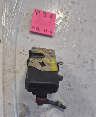 Opel Vectra B Front door lock 90585021