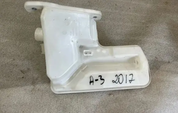 Audi A3 S3 8V Windshield washer fluid reservoir/tank 5Q0955448