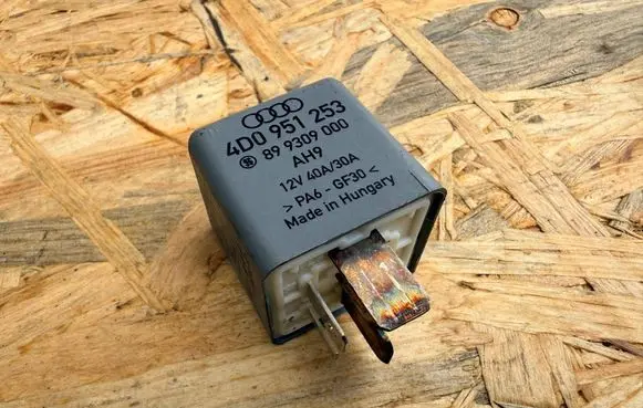 Volkswagen Golf IV Other relay 4D0951253