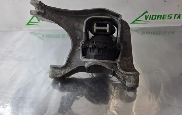 Engine mount bracket