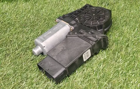 Volkswagen PASSAT B5 Front door manual window regulator 0130821695