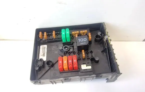 Volkswagen Golf V Fuse module 1K0937125A