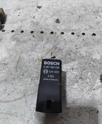 Skoda Octavia Mk2 (1Z) Glow plug pre-heat relay 0281003038