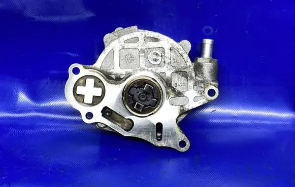 Audi A3 S3 8P Vacuum pump 03L145100G 040711B