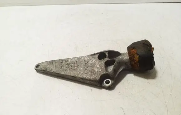 Engine mounting bracket