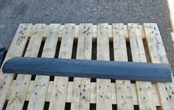 Volkswagen Touareg I Front door trim (molding) 7L6837788D