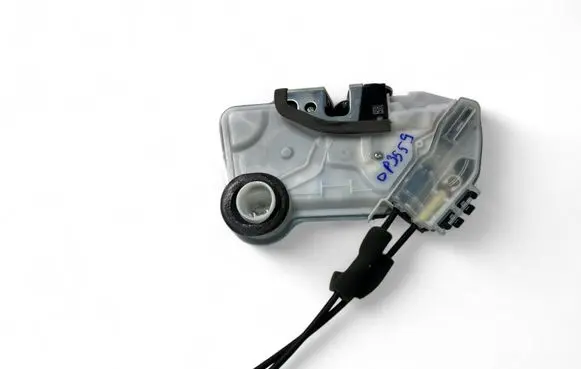 Toyota Auris 150 Front door lock A046693