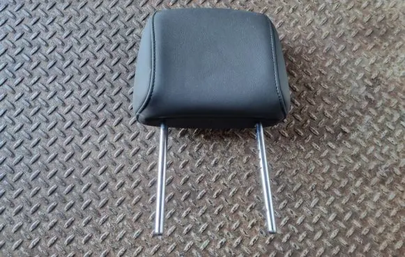Nissan Juke I F15 Front seat headrest 