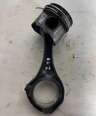Mercedes-Benz Sprinter W906 Piston with connecting rod 8370