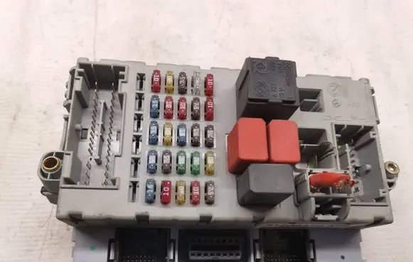 Fiat Punto (188) Fuse module 51735172