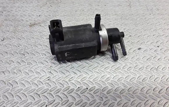 Volkswagen PASSAT B5 Turbo solenoid valve 8D0906627