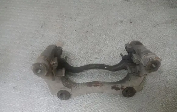 Toyota Avensis T250 Front Brake Caliper Pad/Carrier 
