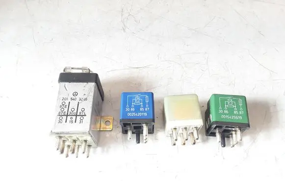 Mercedes-Benz E W124 Indicator relay 2015403245 0025420119 0015429619