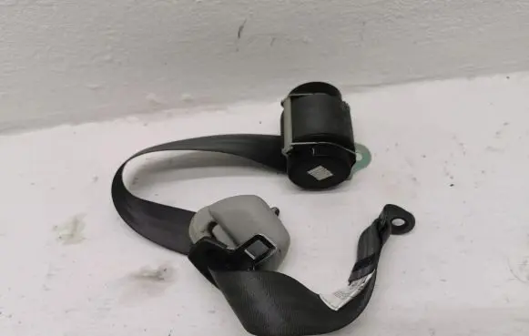 Toyota Hilux (N50, N60, N70) Front seatbelt