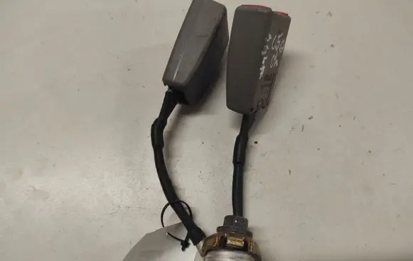 Citroen C5 Middle seatbelt buckle (rear) 33010407 963256027702