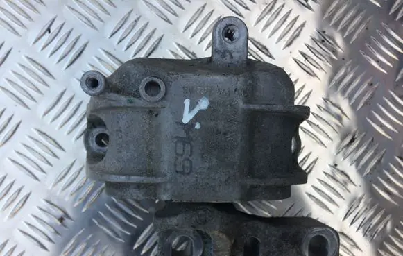 Volkswagen Golf V Engine mount bracket 1K0199262
