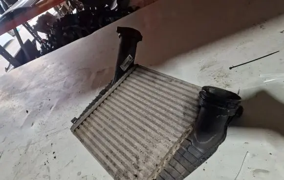 Volkswagen Touareg I Intercooler radiator 7L6145803C