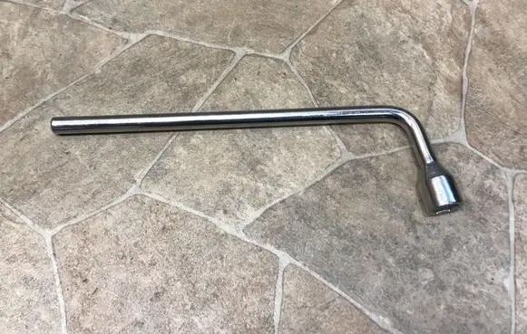 Mercedes-Benz R W251 Wheel nut wrench A2215810001