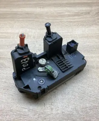 Opel Zafira A Front door lock 24414134