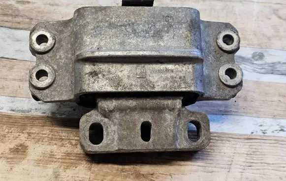 Volkswagen PASSAT B6 Engine mount bracket 3C0199555