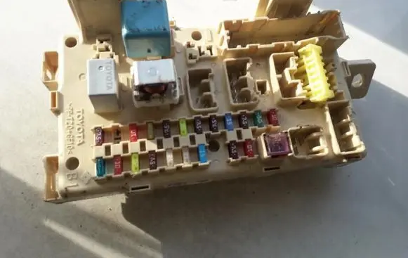 Toyota Corolla Verso AR10 Fuse box set 892210F020 89221-0F020