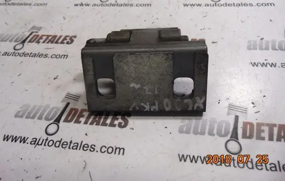 Volvo XC90 Front door upper hinge
