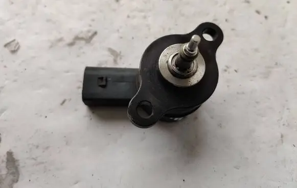 Mercedes-Benz Sprinter W901 W902 W903 W904 Fuel pressure regulator A6110780549