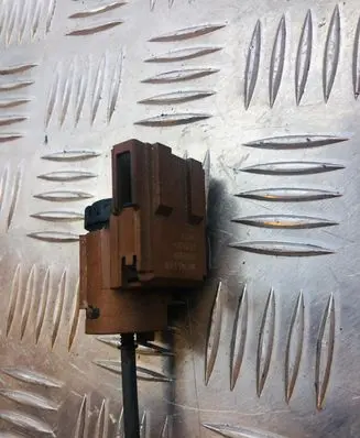 Volkswagen Touran I Brake pedal sensor switch 3B0945511B