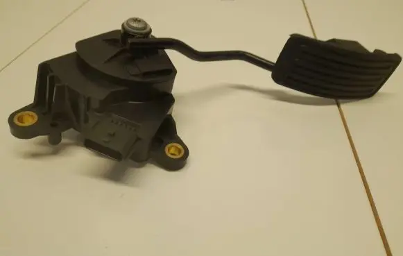 Nissan X-Trail T31 Accelerator throttle pedal 18002JG00A