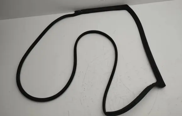 Suzuki Vitara (LY) Rubber seal rear door 