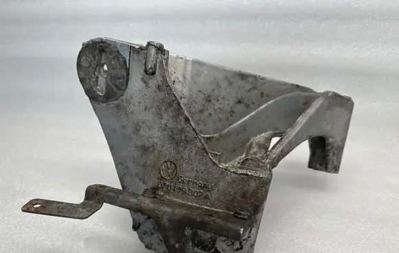 Volkswagen Touareg I Engine mounting bracket 070188307