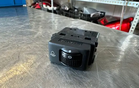 Nissan Juke I F15 Headlight level height control switch