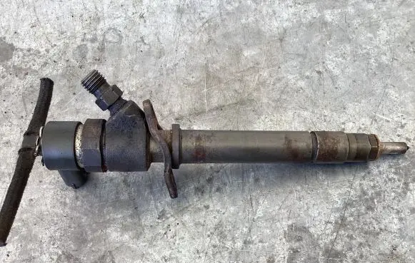 Volvo XC90 Fuel injector 8658352